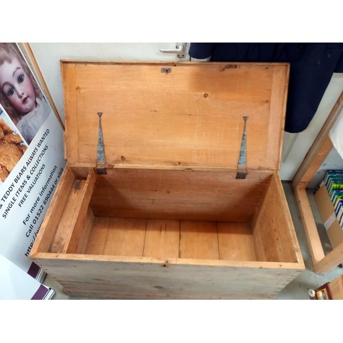 280B - A Victorian pine blanket box, 107cm x 50cm x 54cm COLLECT ONLY