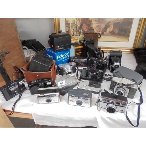 48 - A mixed lot of vintage camera's including Kodak No.2 box Brownie, Boigtlander, Agfa folding camera, ... 