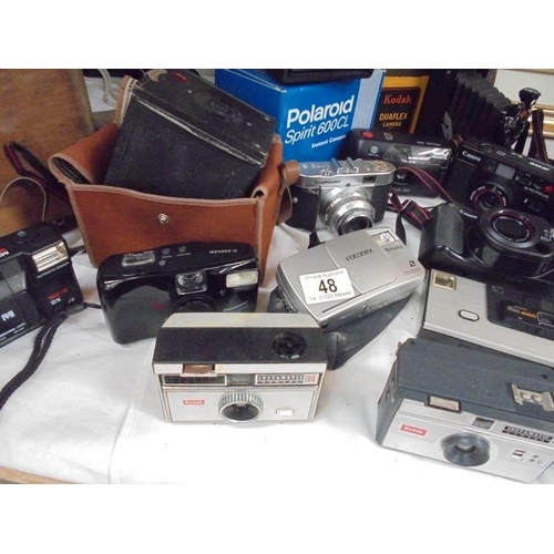 48 - A mixed lot of vintage camera's including Kodak No.2 box Brownie, Boigtlander, Agfa folding camera, ... 