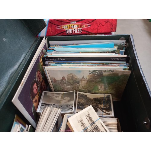 36 - An old case of postcards and photographic cigarette cards by Churchman, Senior Service, Beatall toba... 