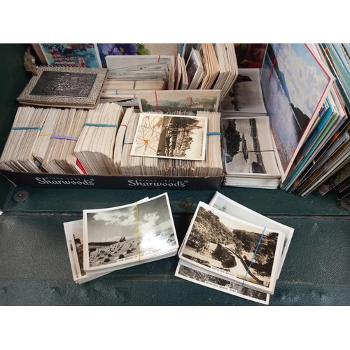 36 - An old case of postcards and photographic cigarette cards by Churchman, Senior Service, Beatall toba... 