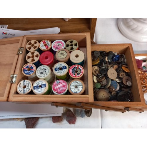 95 - A vintage concertina sewing box + content, including cotton reels, buttons etc