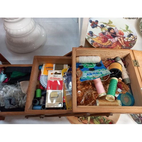 95 - A vintage concertina sewing box + content, including cotton reels, buttons etc