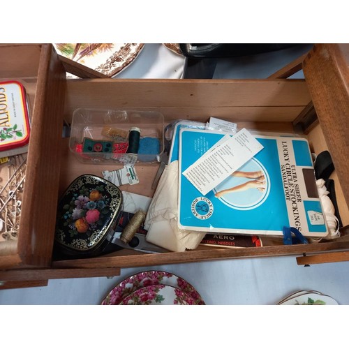 118 - a large vintage sewing box + contexts including cotton reels etc