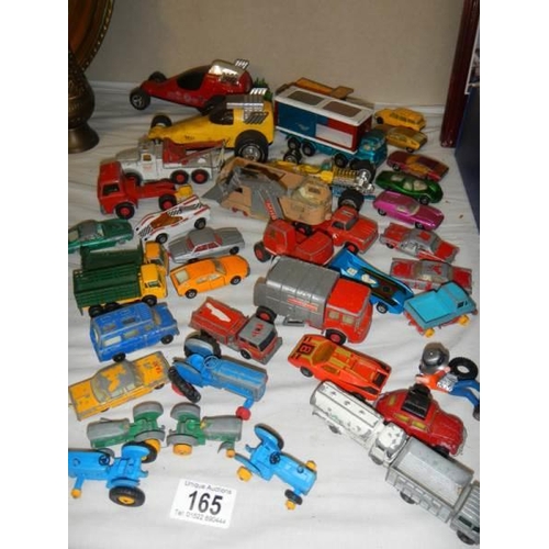 165 - A mixed lot of play-worn die cast vehicles.