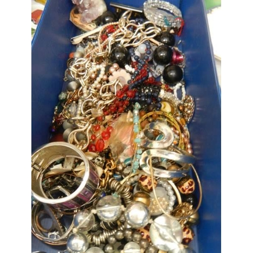 170 - A mixed lot of costume jewellery.