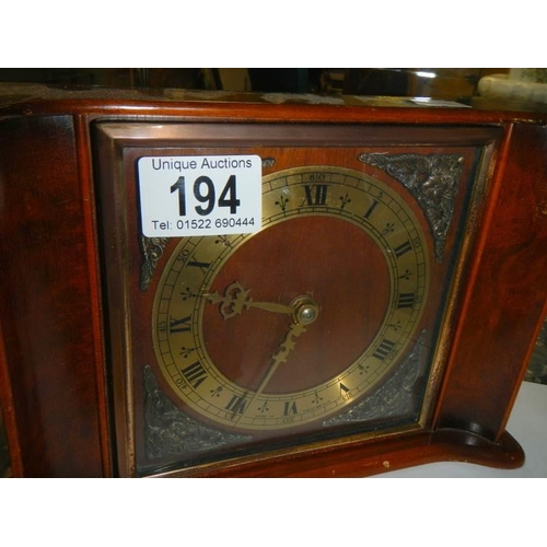 194 - A vintage mantel clock.