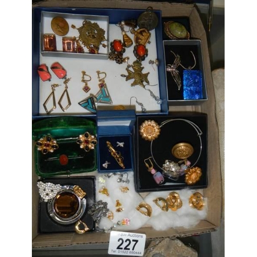 227 - A good lot of assorted earrings.