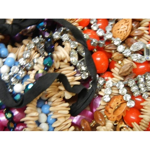 238 - A mixed lot of costume jewellery.