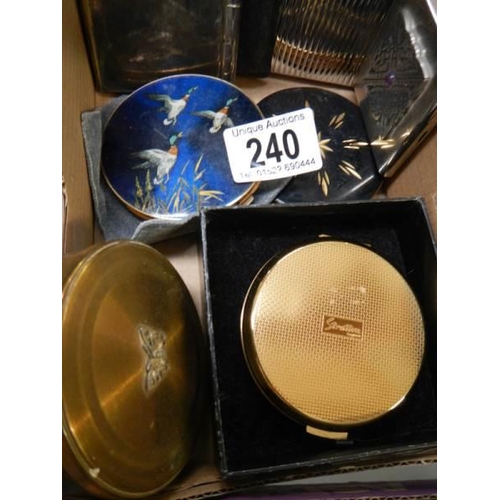 240 - A mixed lot of powder compacts.