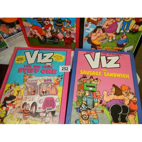 252 - A quantity of VIZ annuals.