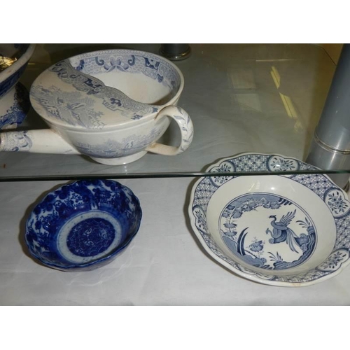 276 - A mixed lot of blue and white ceramics.