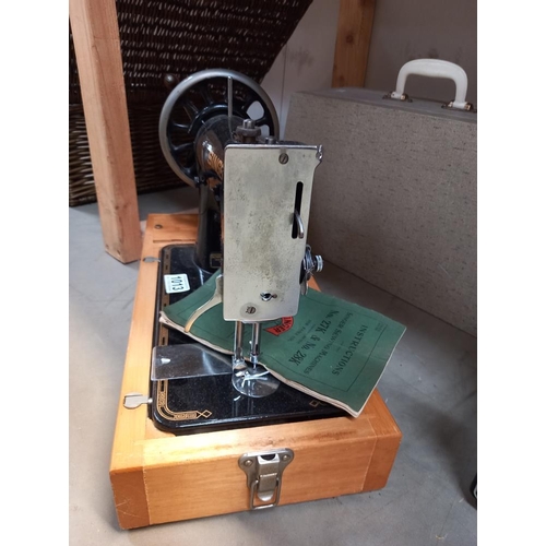 1013 - A vintage Singer sewing machine COLLECT ONLY