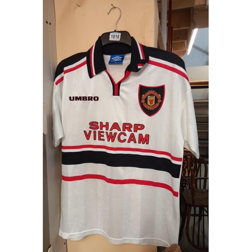 1018 - A 1999 Manchester United away shirt, size M