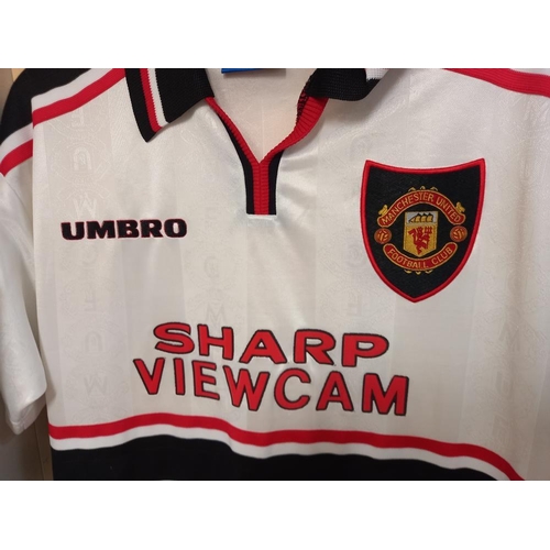 1018 - A 1999 Manchester United away shirt, size M