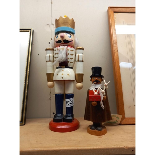 1027 - A Nutcracker soldier and German smoker man.