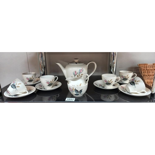 1052 - A pretty 15 piece vintage tea set by J & G Meakin COLLECT ONLY