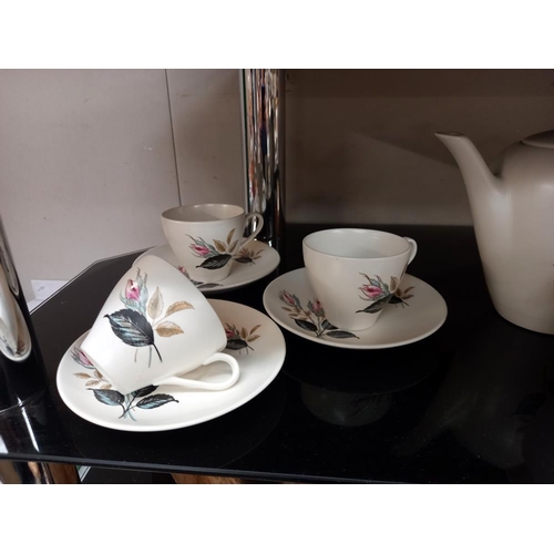 1052 - A pretty 15 piece vintage tea set by J & G Meakin COLLECT ONLY