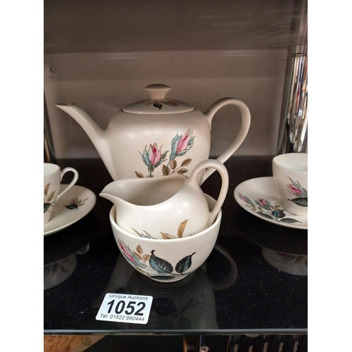 1052 - A pretty 15 piece vintage tea set by J & G Meakin COLLECT ONLY