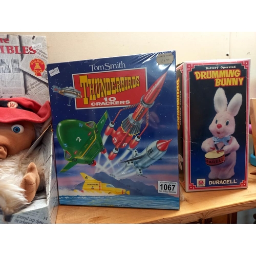 1067 - Thunderbirds Christmas crackers (unopened), Duracell drumming Bunny & singing Womble (working condit... 