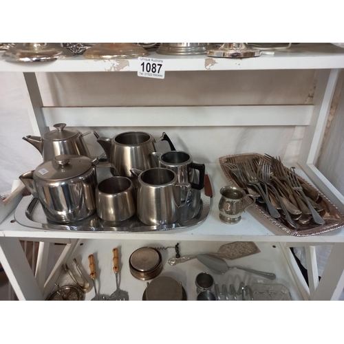 1087 - A large lot of silver plate including trays, cutlery etc