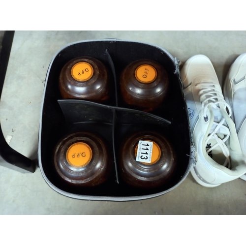 1113 - A bag with bowls and bowling shoes