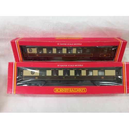 1219 - A Hornby '00' R284 LNER locomotive & R223 Pullman first parlour car x 3 & R233 Pullman third parlour... 