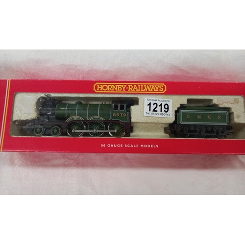 1219 - A Hornby '00' R284 LNER locomotive & R223 Pullman first parlour car x 3 & R233 Pullman third parlour... 