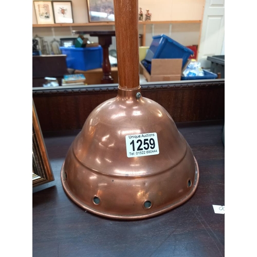 1259 - A vintage copper washing posher (toilet roll holder)