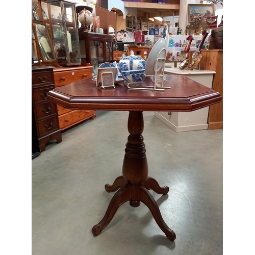 1285 - A mahogany tea table on centre column base COLLECT ONLY.