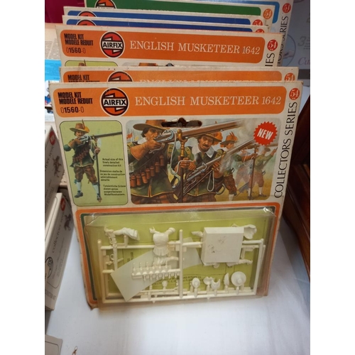 117 - A good selection of vintage Airfix collectors series 54mm military figure kits