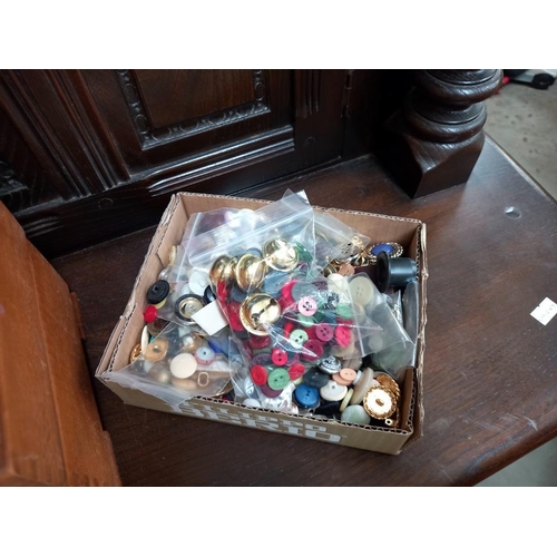 153 - A sewing box & contents including cotton reels & buttons etc. COLLECT ONLY.