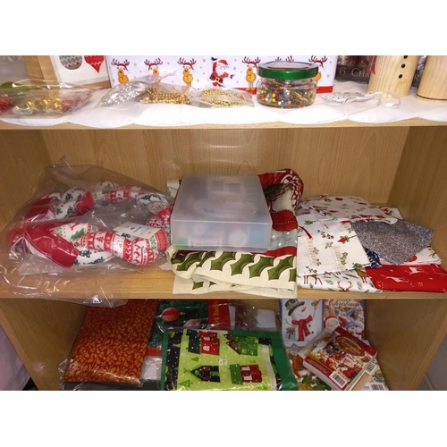 179 - A good lot of Christmas items COLLECT ONLY