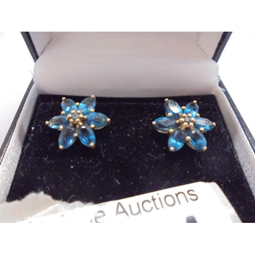 1011 - A pair of floral earrings marked 9ct.