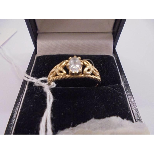 1018 - A yellow gold ring marked 585, size P, 2.5 grams.