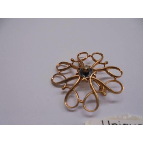 1023 - Two 9ct gold brooches, 4.3 grams.