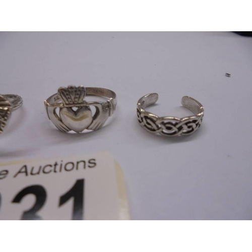 1031 - Four silver rings, 10 grams.