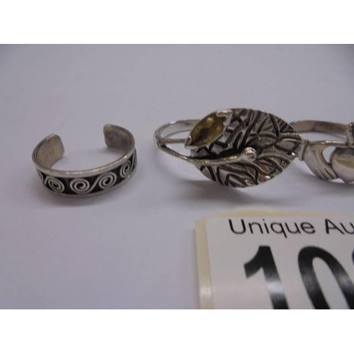 1031 - Four silver rings, 10 grams.