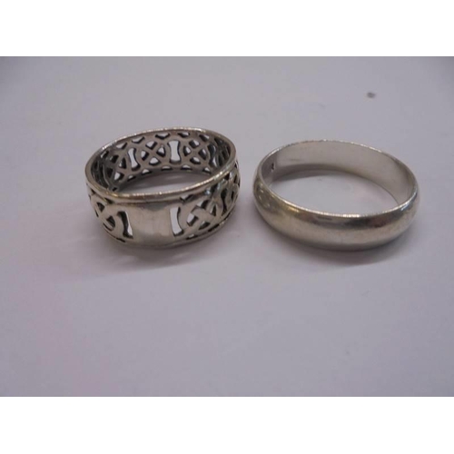 1032 - Four silver rings, 18 grams.