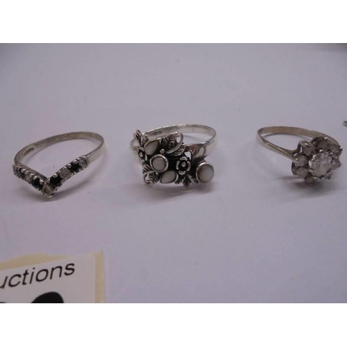 1033 - Six silver rings, 17.6 grams.