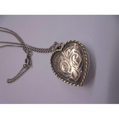 1040 - A silver heart pendant and a silver locket, 26.5 grams.