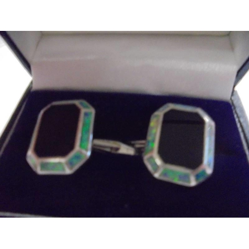 1043 - A pair of good quality silver cuff links.