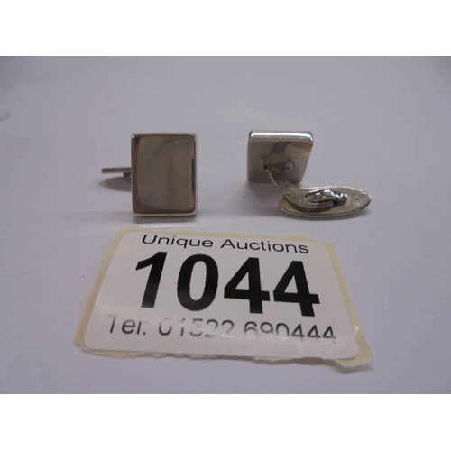 1044 - A pair of good quality silver cuff links.