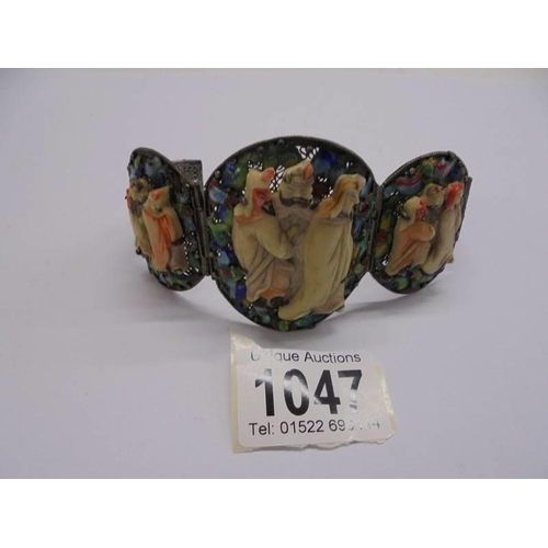 1047 - An old Chinese bangle featuring Chinese figures.