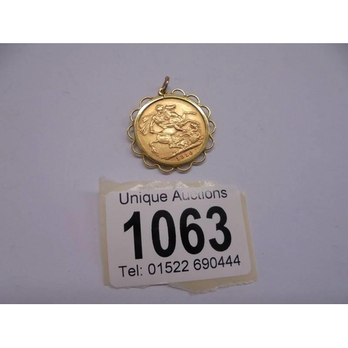 1063 - A 1910 Edward VII gold sovereign in a 9ct gold pendant mount.