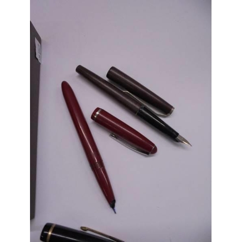 1077 - A quantity of fountain pens including boxed Parker.