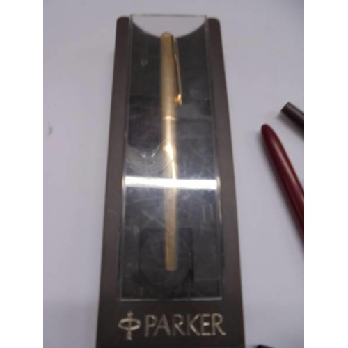 1077 - A quantity of fountain pens including boxed Parker.