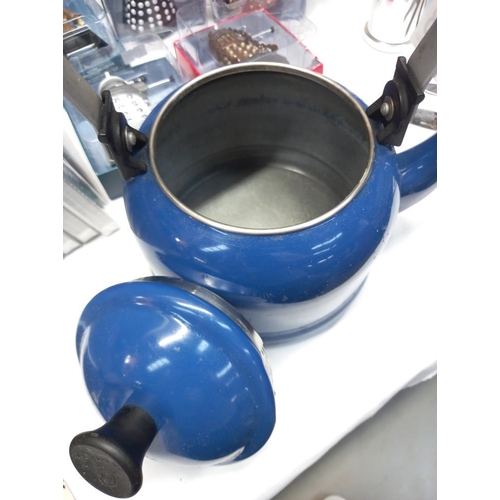 73 - A Le Creuset 1.1litre enamel kettle