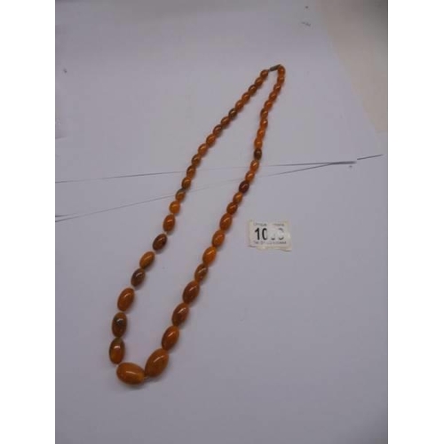 1089 - An amber bead necklace.