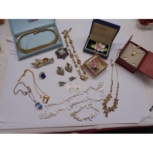 1092 - A mixed lot of costume jewellery including necklaces, earrings, brooches etc., (one necklace a/f).